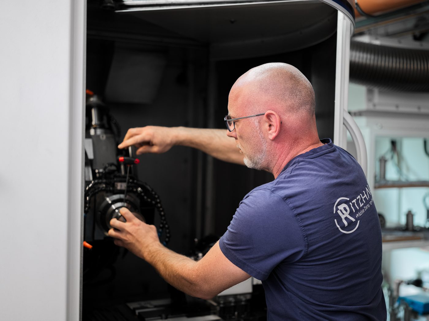 Mitarbeiter an der CNC-Schleifmaschine