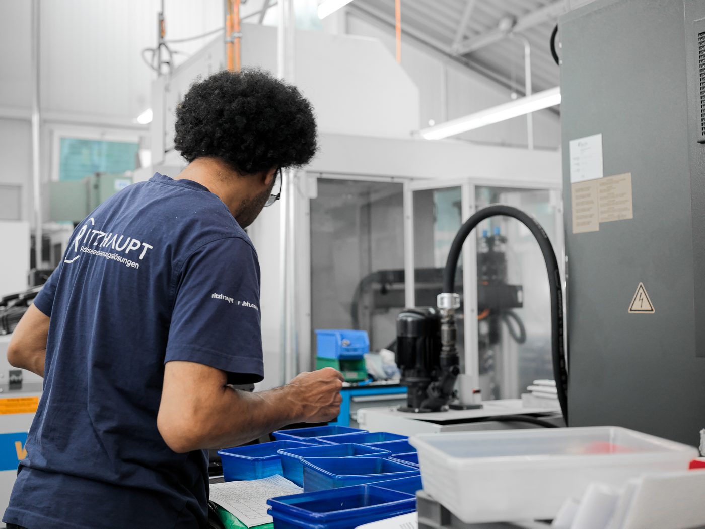 Teamkollege in der Produktion